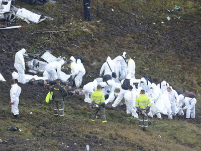 Záchranári vynášajú obete z trosiek lietadla