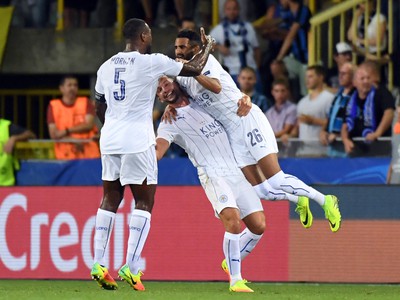 Riyad Mahrez (vpravo) so spoluhráčmi oslavuje svoj gól