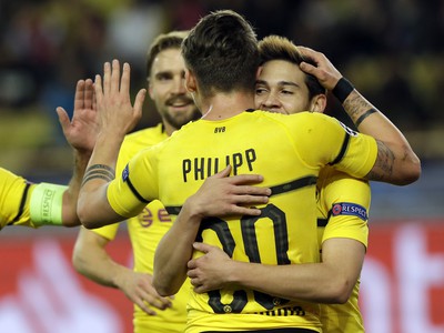 Raphael Guerreiro a Maximilian Philipp oslavujú gól Dortmundu
