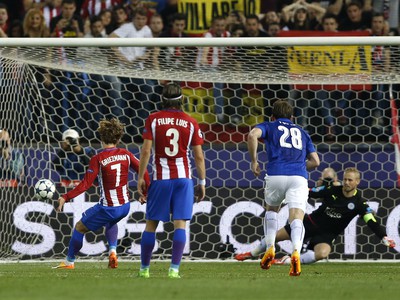 Antoine Griezmann (7) strieľa vedúci gól Atlética