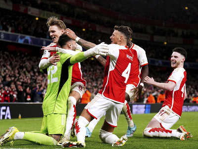 Hráči Arsenalu objímajú Davida