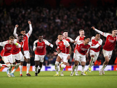 Jasajúci hráči Arsenalu po postupe do štvrťfinále Ligy majstrov