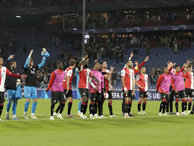 Hráči Rotterdamu ďakujú svojim fanúšikom po vyhratom zápase v Lige majstrov