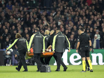 Zraneného hráča Feyenoordu Luku Ivanušeca odnášali na nosidlách