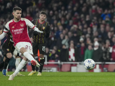 Hráč Arsenalu Jorginho strieľa šiesty gól Arsenalu z penalty