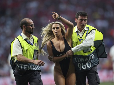 Žena, ktorá vtrhla na ihrisko, v sprievode bezpečnostných pracovníkov vo finálovom zápase Ligy majstrov 