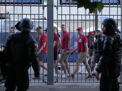 Polícia zasahuje pri vstupnej bráne pred finále Ligy majstrov