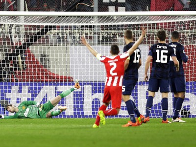 Alejandro Dominguez dáva gól Olympiakosu