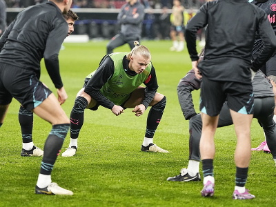 Futbalista Manchestru City Erling Haaland (uprostred) sa rozcvičuje pred úvodným osemfinálovým zápasom Ligy majstrov FC Kodaň - Manchester City