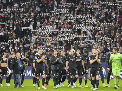 Hráči Frankfurtu oslavujú výhru v Lige majstrov na ihrisku Olympique Marseille
