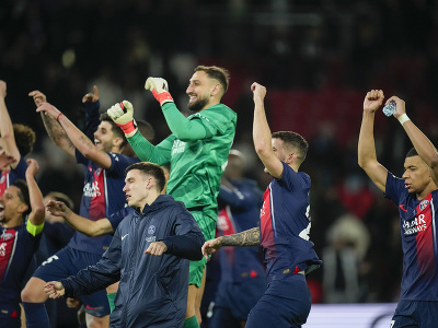 Futbalista Paríža St. Germain Kylian Mbappé (vpravo) sa raduje z víťazstva v úvodnom osemfinálovom zápase Ligy majstrov