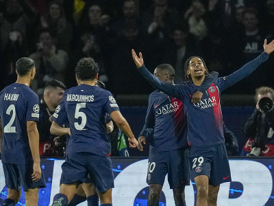 Futbalista Paríža St. Germain Bradley Barcola (vpravo) sa raduje z gólu počas úvodného osemfinálového zápasu Ligy majstrov