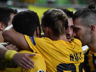 Tasos Bakasetas, Marko Livaja a ďalší oslavujú gól AEK