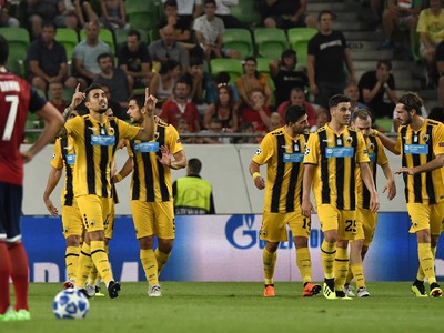 Viktor Klonaridis so spoluhráčmi oslavuje gól AEK Atény