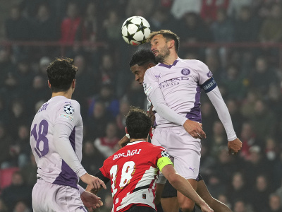 Cristhian Stuani hlavičkuje na