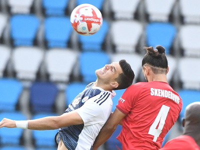 Hráč Slovana Marko Tolič a hráč luxemburského FC Swift Hesper Aldin Skenderovič bojujú o loptu vo vzdušnom súboji