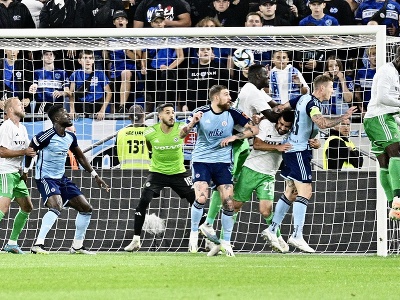 Momentka z vyrovnávajúceho gólu Slovana na 1:1