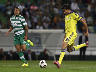 Diego Costa z Chelsea pri lopte