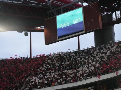  Na obrazovke nápis mier počas prvého zápasu štvrťfinále futbalovej Ligy majstrov Benfica Lisabon - FC Liverpool