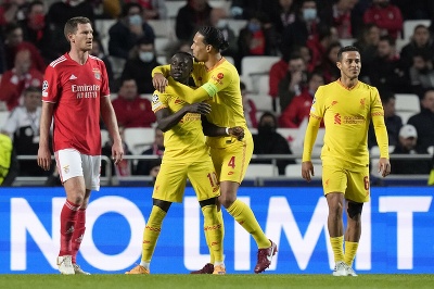 Sadio Mané (druhý vľavo) z Liverpoolu sa teší z gólu so spoluhráčom Virgilom van Dijkom