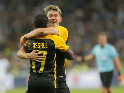 Christian Fassnacht a Roger Assale oslavujú gól YB Bern 