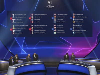 Na snímke vyžrebované skupiny s menami klubov svetia na tabuli po žrebovaní skupinovej fázy futbalovej Ligy majstrov 