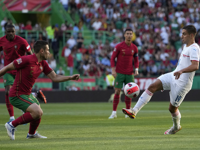 Portugalský hráč Raphael Guerreiro (vľavo) v súboji s Čechom Ondřejom Lingrom vo futbalovom zápase 3. kola Ligy národov  Portugalsko - Česko v Lisabone 9. júna 2022.