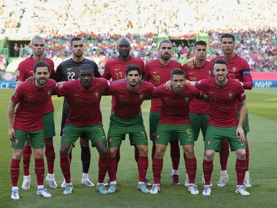 Portugalskí hráči pózujú pred futbalovým zápasom 3. kola Ligy národov  Portugalsko - Česko v Lisabone 9. júna 2022.