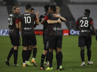 Hráči Nimes oslavujú gól v sieti Marseille