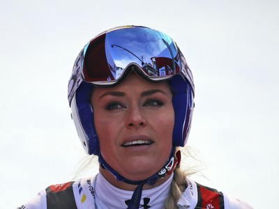 Americká zjazdárka Lindsey Vonnová po páde na trati Super G na majstrovstvách sveta v alpskom lyžovaní vo švédskom Are