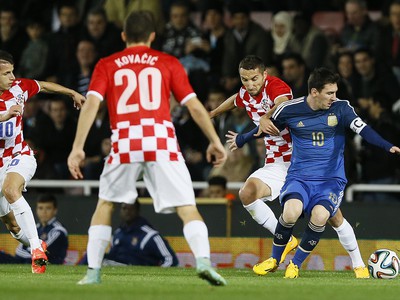 Lionel Messi v súboji s Chorvátmi