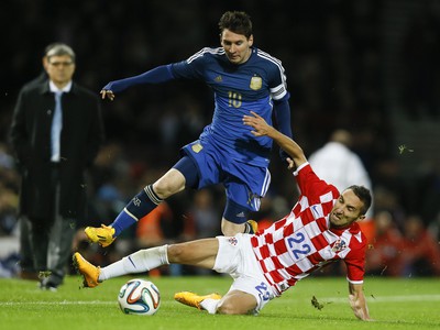 Lionel Messi a Marin Leovac v súboji o loptu