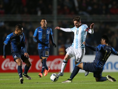 Lionel Messi a Jhonny Leveron