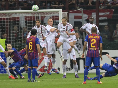 Lionel Messi padá po zahratí priameho kopu