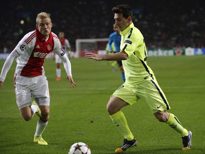 Lionel Messi a Nicolai Boilesen v súboji o loptu