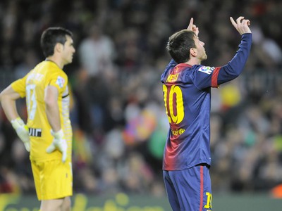 Messi oslavuje po jednom z gólov do siete Osasuny