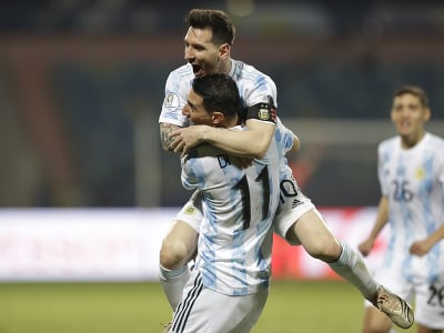 Lionel Messi a Ángel di María oslavujú gól Argentíny