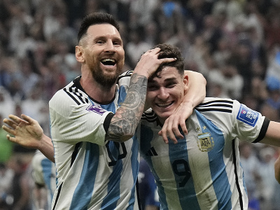 Lionel Messi a Julián Álvarez oslavujú gól