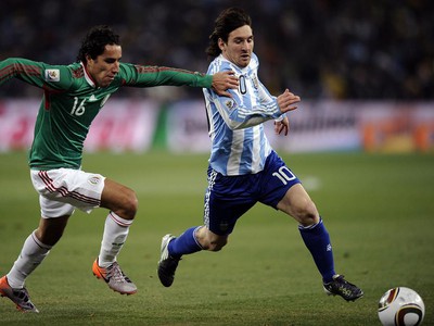 Lionel Messi a Efrain Juarez, 27.6.2010