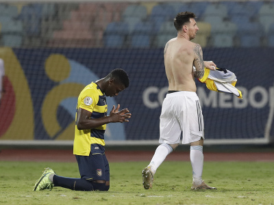 Kľačiaci Moises Caicedo a Lionel Messi 
