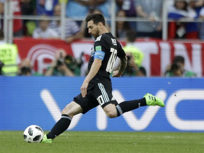 Lionel Messi zahadzuje pokutový kop