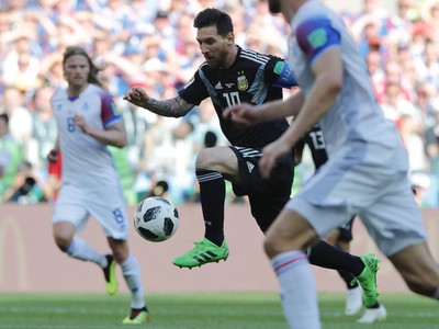 Lionel Messi preniká defenzívou Islandu