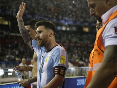 Lionel Messi opúšťa ihrisko po súboji s Čile