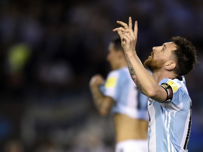 Lionel Messi oslavuje gól z pokutového kopu