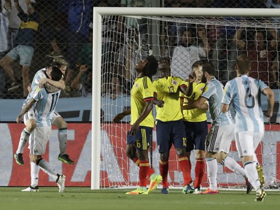 Lionel Messi sa raduje so spoluhráčmi