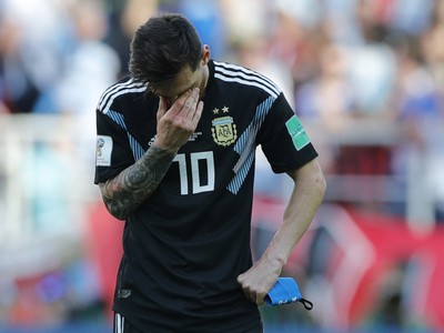 Argentínsky futbalista Lionel Messi si zakrýva tvár 
