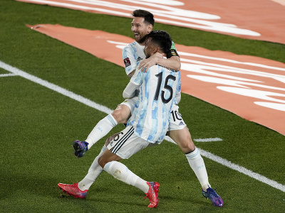 Lionel Messi oslavuje gól so spoluhráčom