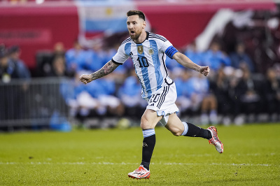 Na snímke argentínsky útočník Lionel Messi oslavuje gól
