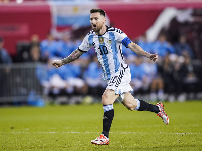 Na snímke argentínsky útočník Lionel Messi oslavuje gól