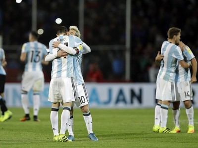 Lionel Messi objíma kraja Lucasa Alaria